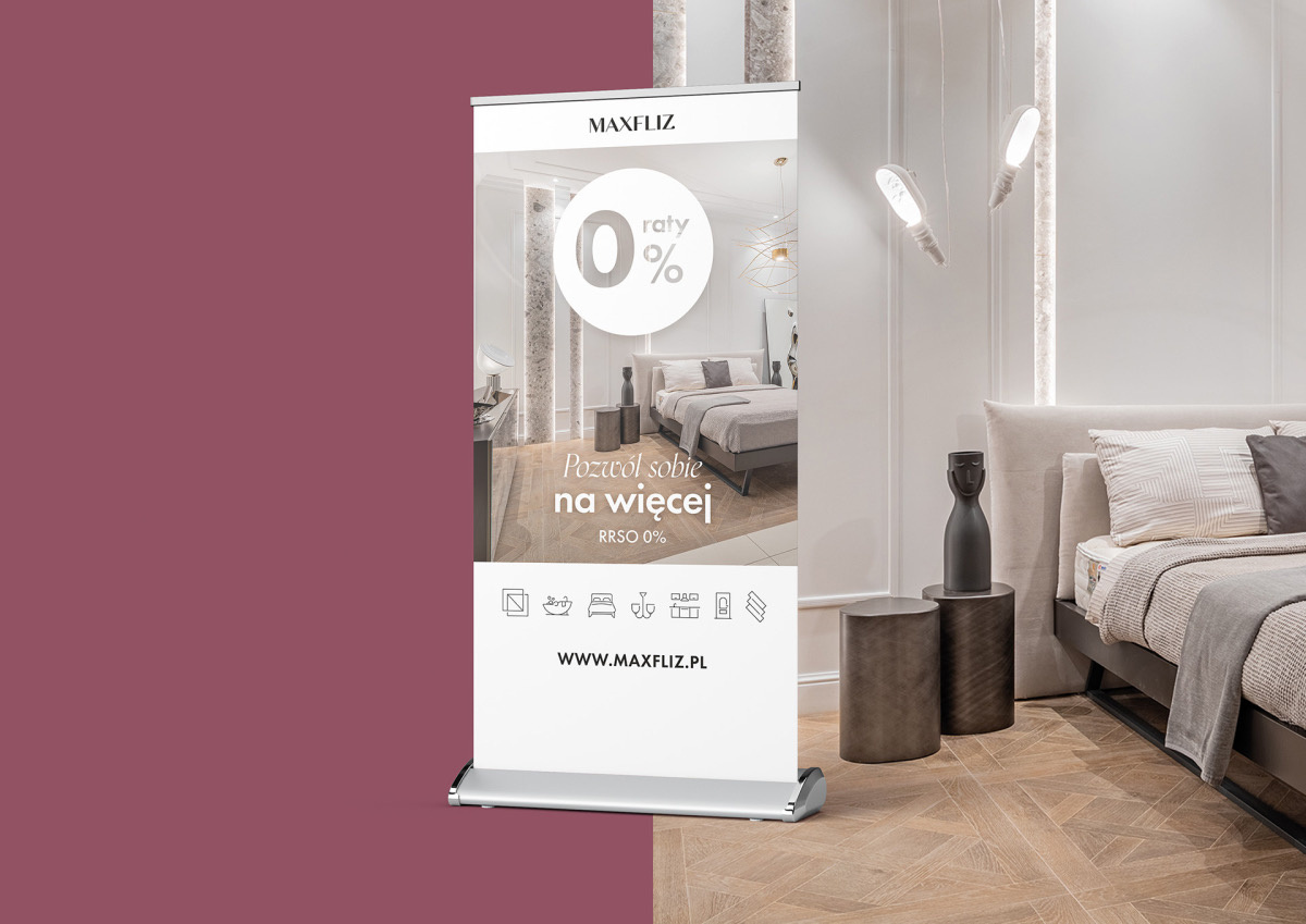 Projekt rollupu informującego o ratach 0% w salonach wyposażenia wnętrz Maxfliz. Projektant Hubert Wawrzkowicz.