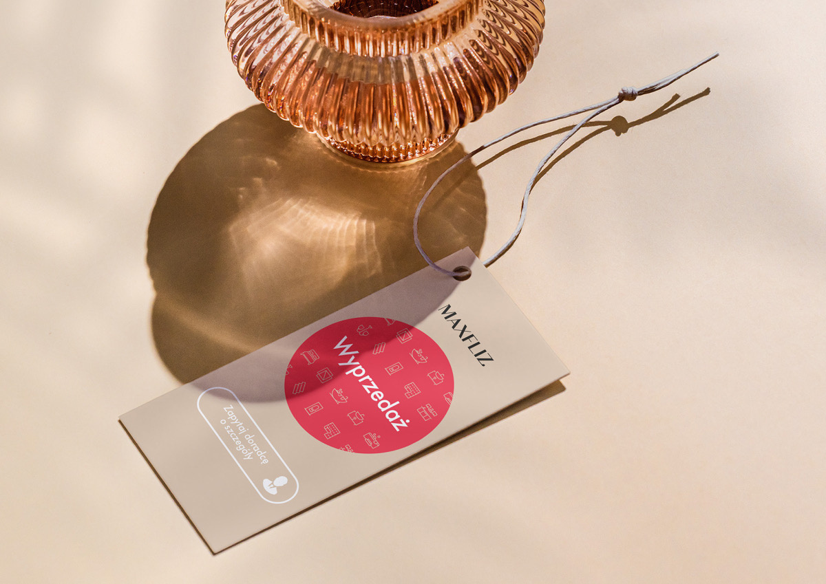 Projekt metki informującej o wyprzedaży w salonach wyposażenia wnętrz Maxfliz. Projektant Hubert Wawrzkowicz.