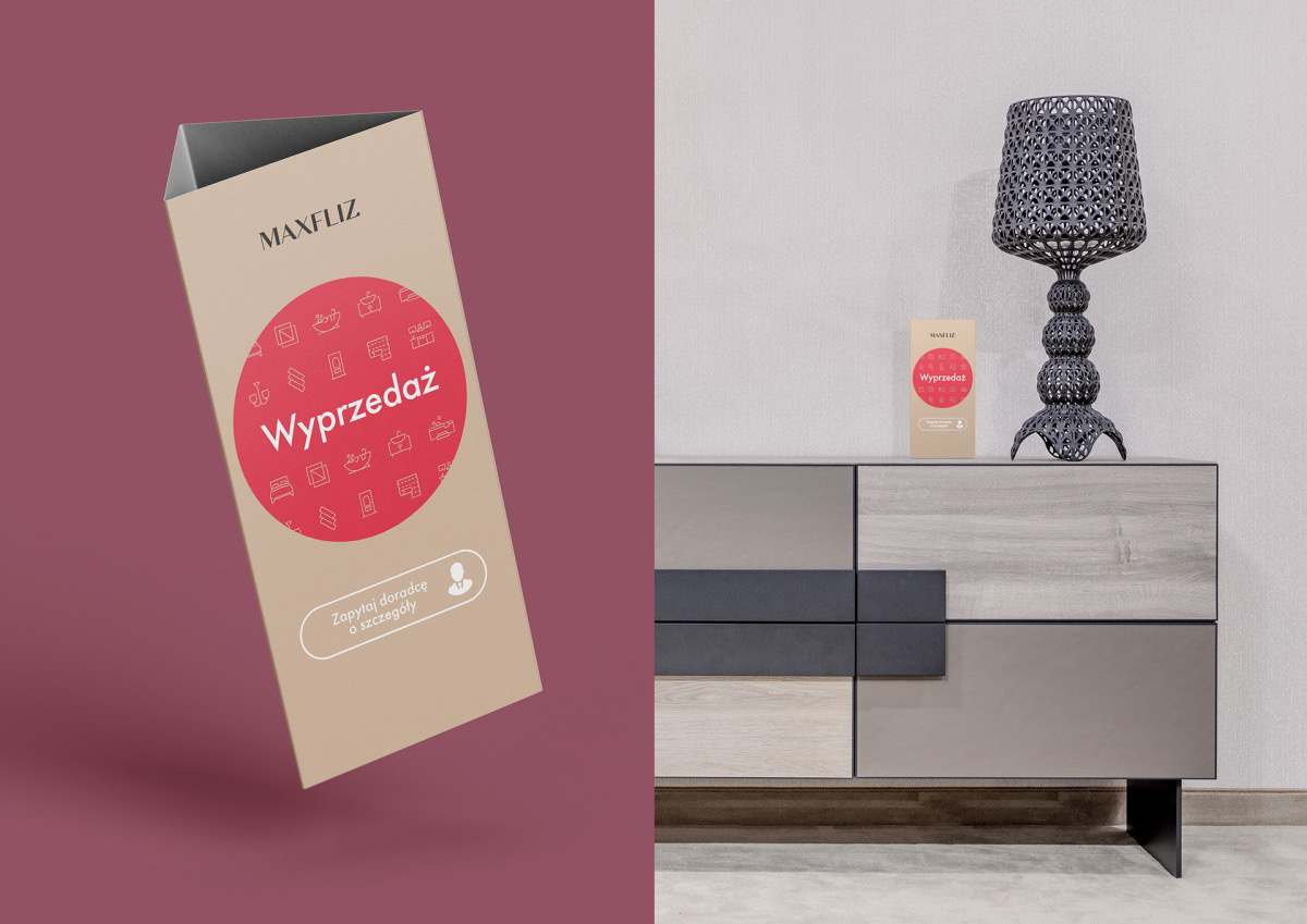 Projekt stojaka na stół informującego o wyprzedaży w salonach wyposażenia wnętrz Maxfliz. Projektant Hubert Wawrzkowicz.