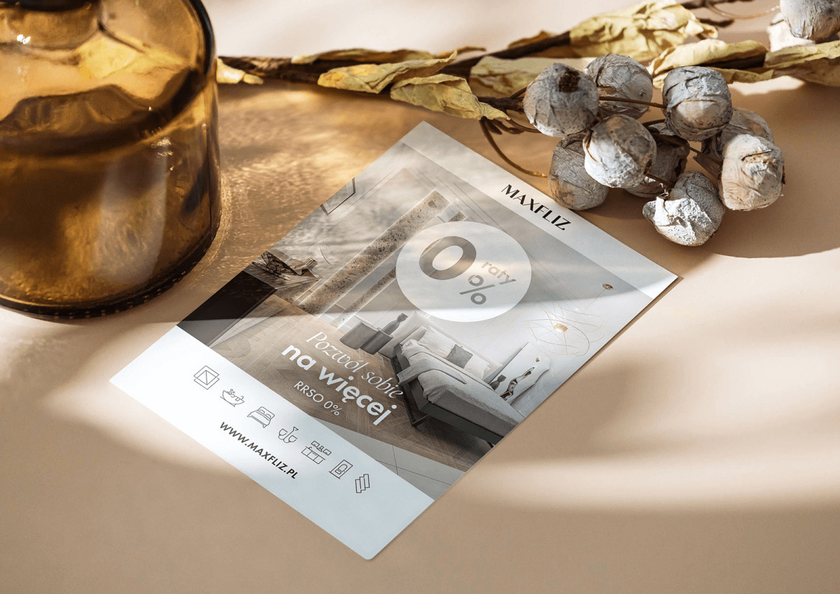 Projekt ulotki informującej o ratach 0% w salonach wyposażenia wnętrz Maxfliz. Projektant Hubert Wawrzkowicz.